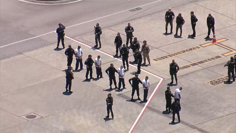 Sete chefes do tráfico do Comando Vermelho são transferidos para presídios federais por Reprodução/TV Globo