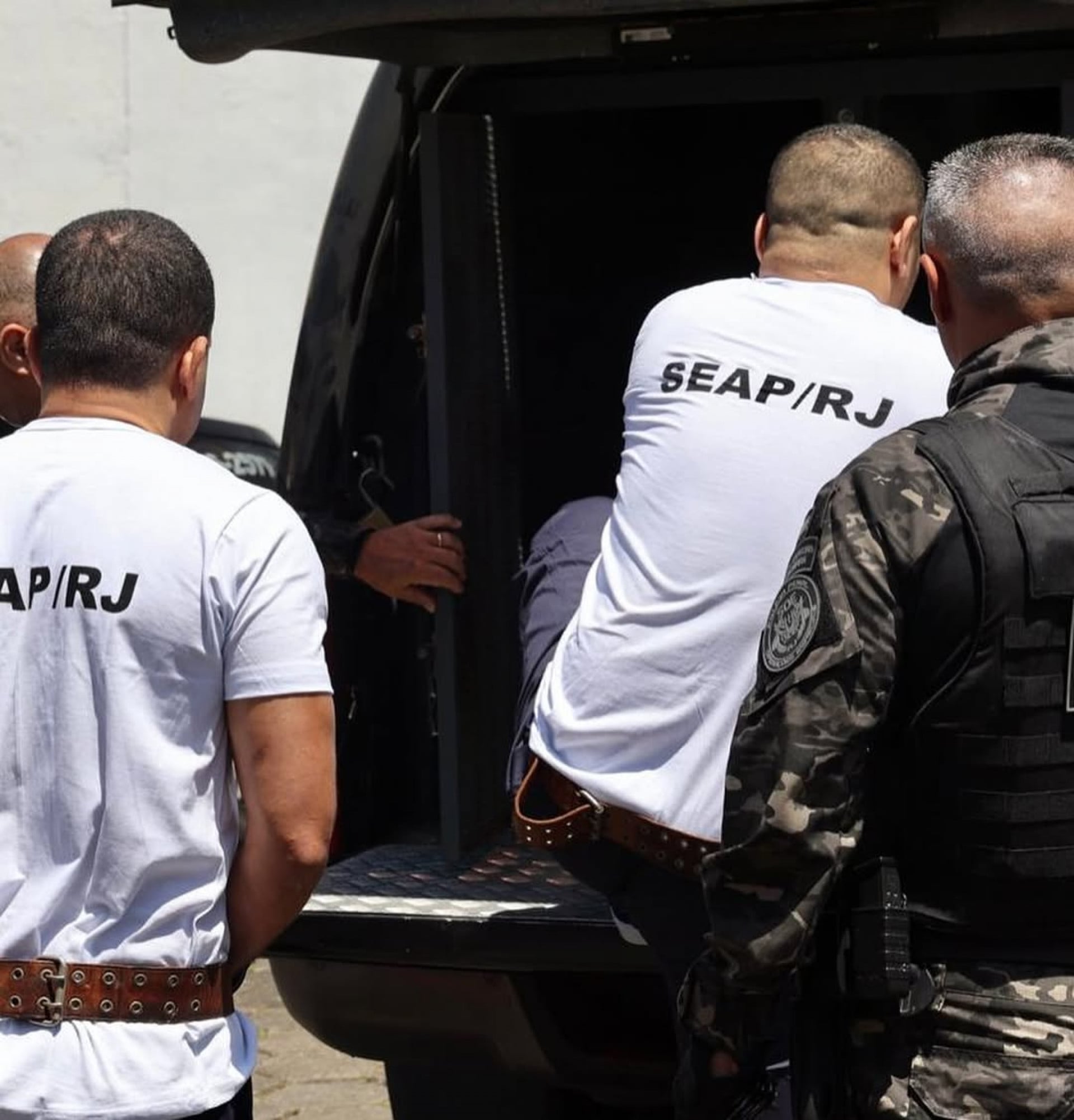 Sete chefes do tráfico do Comando Vermelho são transferidos para presídios federais por Divulgação