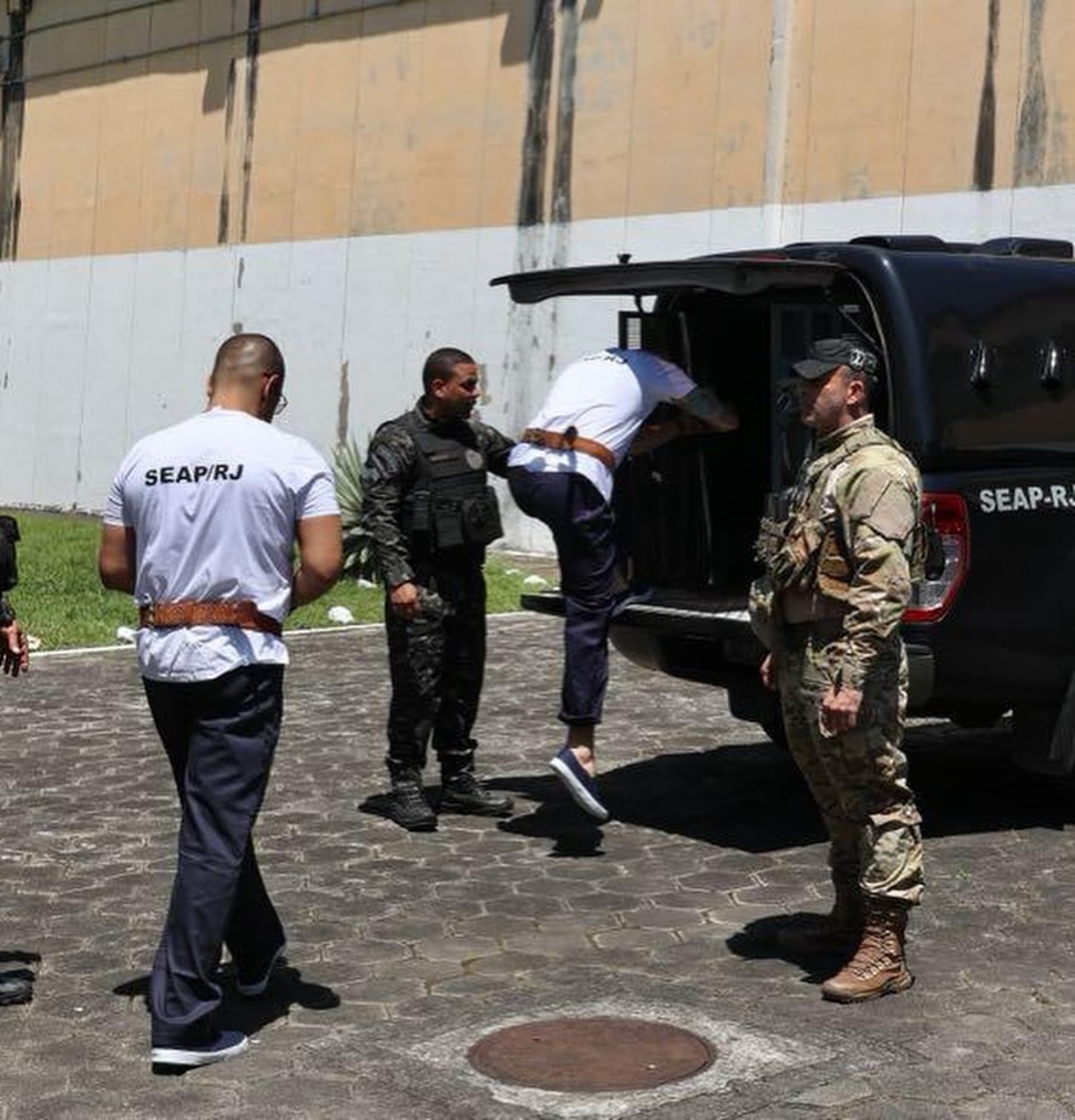 Sete chefes do tráfico do Comando Vermelho são transferidos para presídios federais por Divulgação