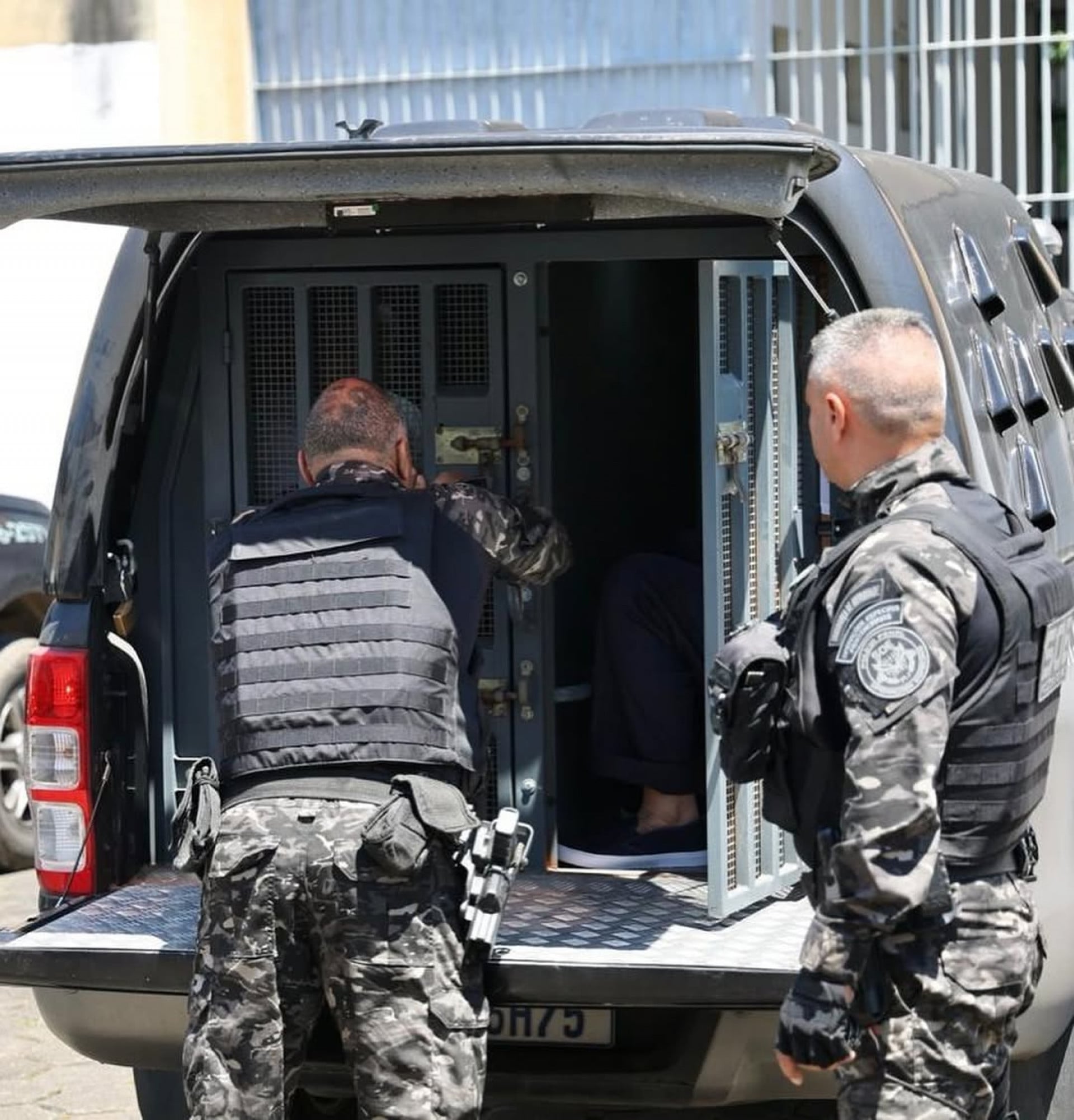 Sete chefes do tráfico do Comando Vermelho são transferidos para presídios federais por Divulgação