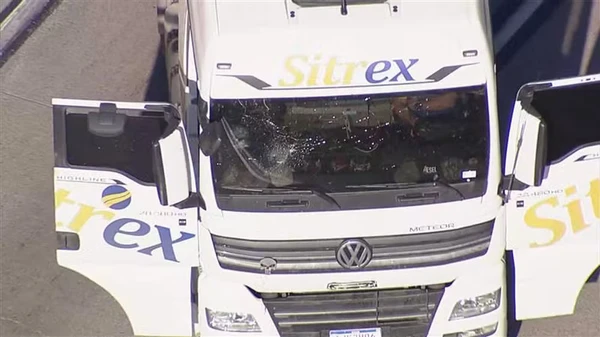 Vidro da carreta tem marcas  por Reprodução/TV Globo