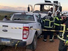 Imagem - Motorista fica preso em ferragens após caminhonete colidir com caminhão em estrada
