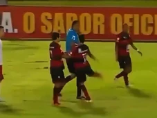 Imagem - Relembre quando jogador do Vitória agrediu árbitro com chute após ser expulso
