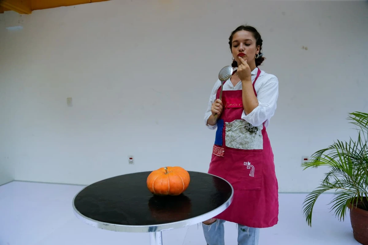 Camille Banville, do Canadá, vai apresentar peça teatral com alimentos por Arisson Marinho/CORREIO