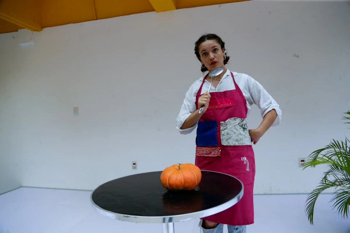 Camille Banville, do Canadá, vai apresentar peça teatral com alimentos por Arisson Marinho/CORREIO