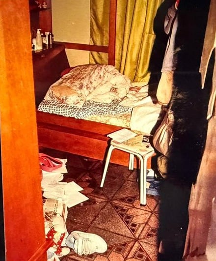 Cenário de caos no apartamento após crime por Reprodução