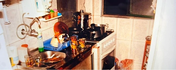 Cenário de caos no apartamento após crime por Reprodução