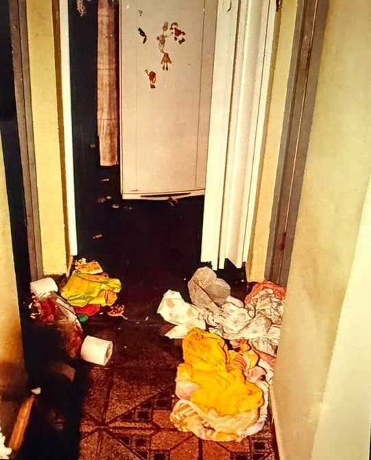 Cenário de caos no apartamento após crime por Reprodução