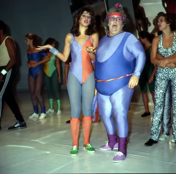 Entre 1984 e 1986, Claudia Raia e Jô Soares viveram um romance que desafiou o preconceito e a diferença de idade, ela tinha 18 e ele, 48. O casal encantava o público, mas enfrentou olhares tortos da sociedade. O próprio Jô decidiu encerrar o relacionamento, temendo que o futuro promissor da atriz fosse limitado pela diferença de gerações. Mesmo assim, Claudia sempre falou com carinho sobre o apresentador, descrevendo o fim como “dolorido, mas sincero” por Reprodução/Adir Mera/Agência O Globo