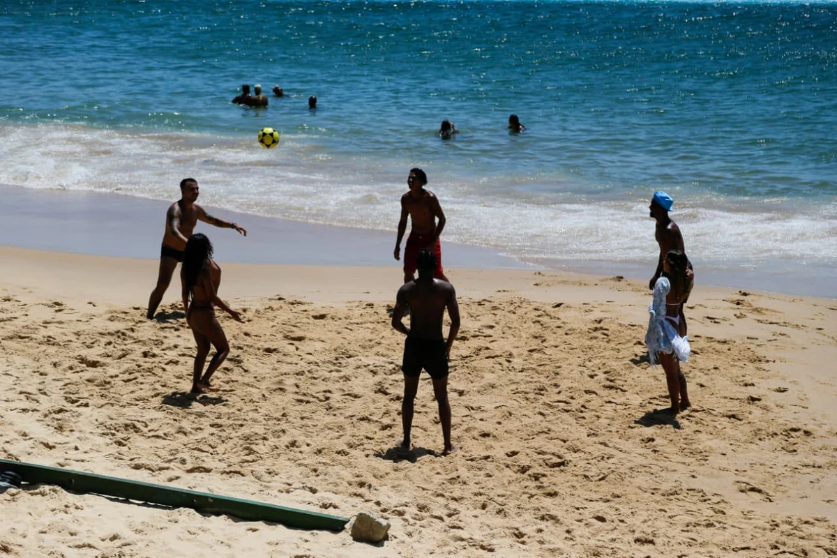 Dia de sol levou soteropolitanos e turistas à Praia do Porto da Barra