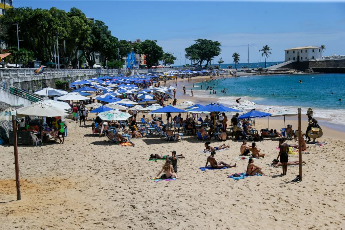 Dia de sol levou soteropolitanos e turistas à Praia do Porto da Barra por Arisson Marinho/CORREIO