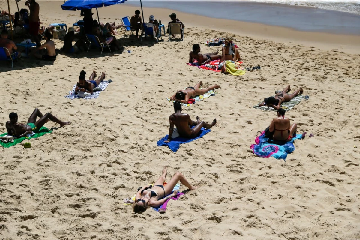 Dia de sol levou soteropolitanos e turistas à Praia do Porto da Barra por Arisson Marinho/CORREIO