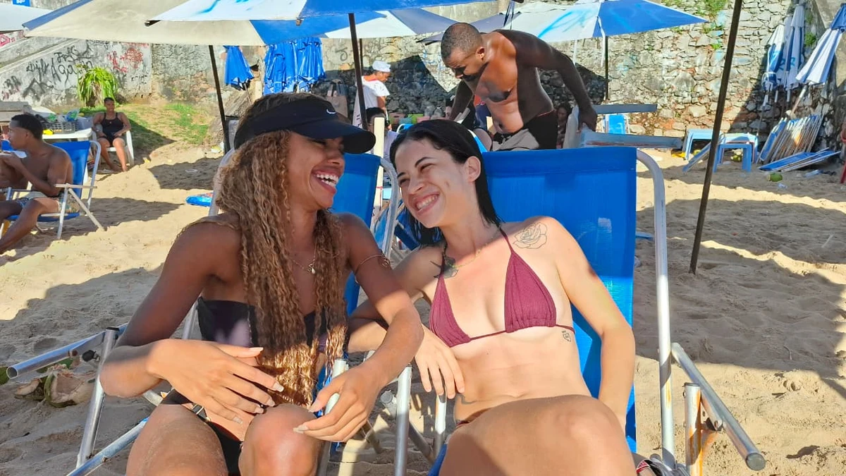 Dia de sol levou soteropolitanos e turistas à Praia do Porto da Barra por Larissa Almeida/CORREIO