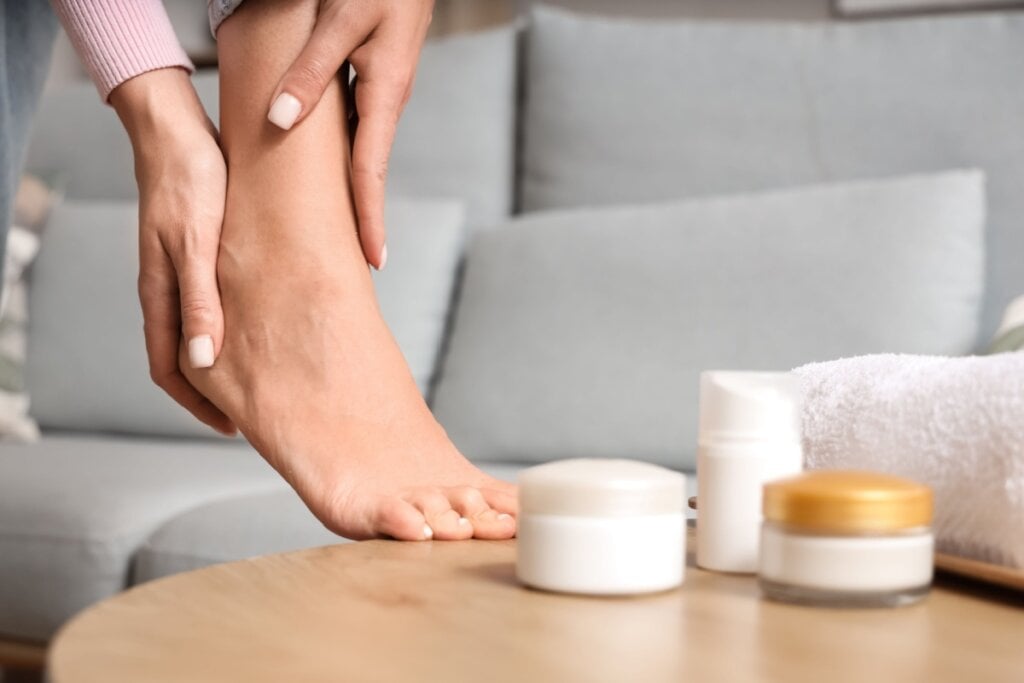 A aplicação do hidratante deve ser restrita às partes dos pés que não acumulam umidade (Imagem: Pixel-Shot | Shutterstock) 