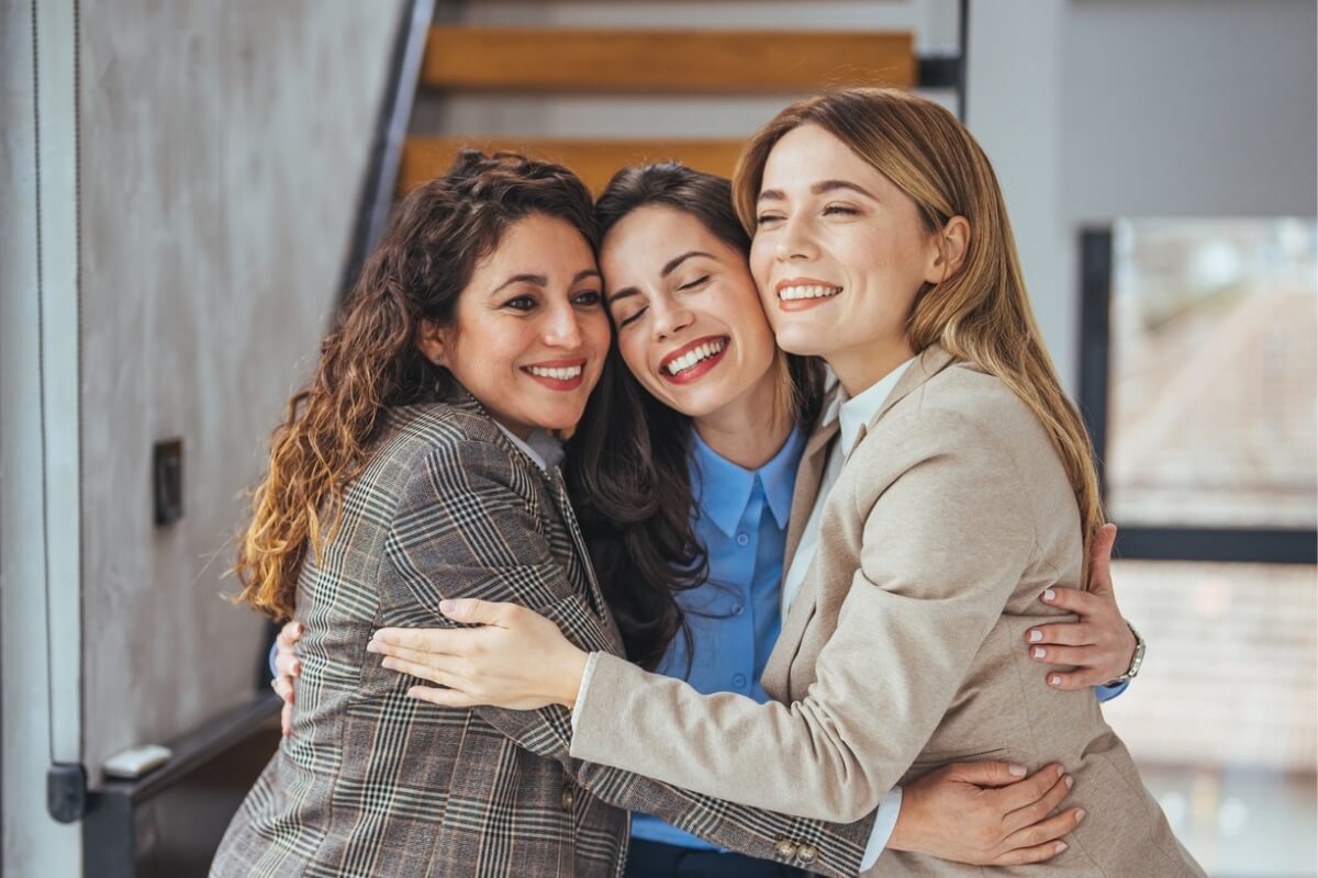 A gentileza pode ajudar o próximo e transformar o cérebro de quem a prática (Imagem: Dragana Gordic | Shutterstock)