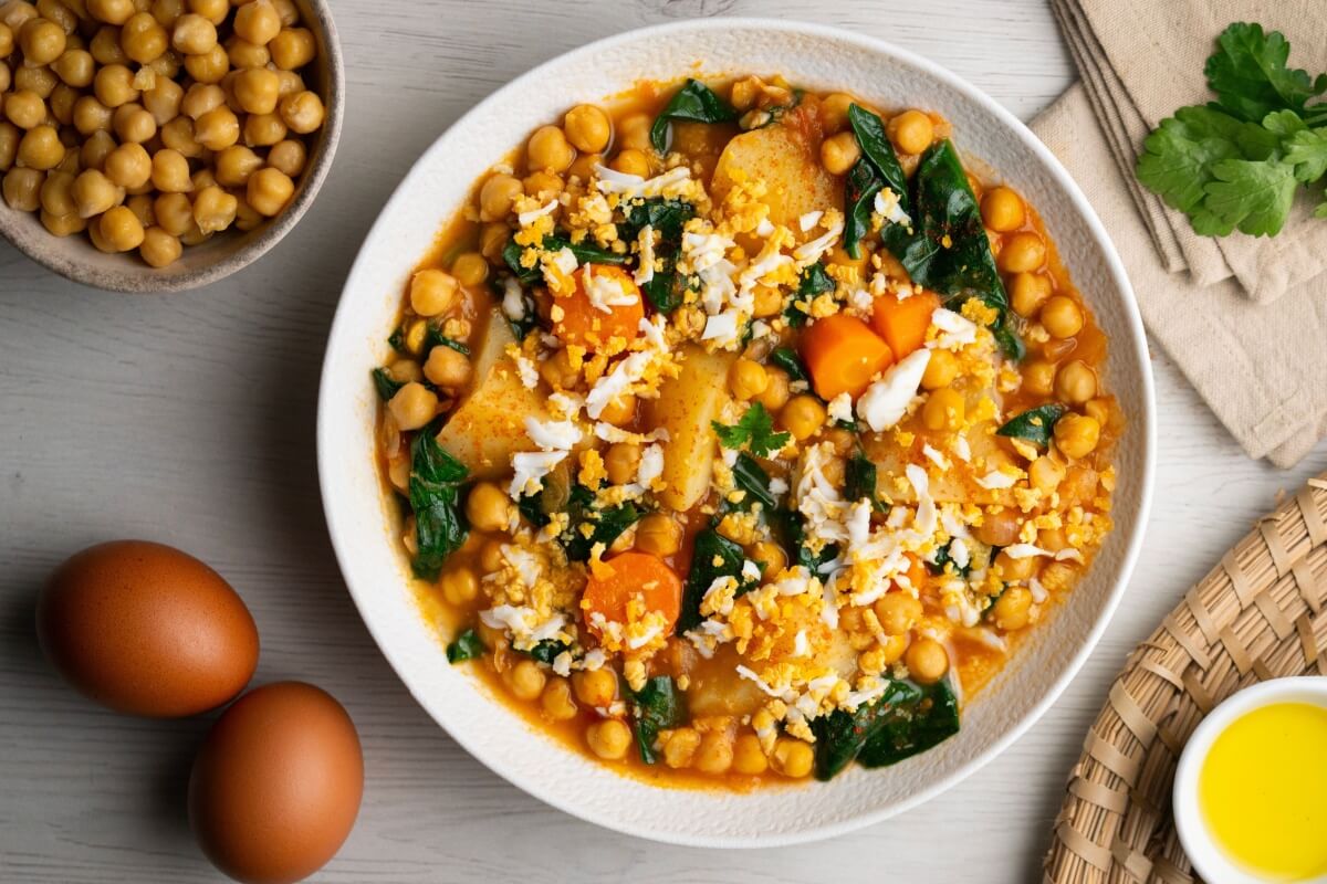 Ensopado de grão-de-bico com legumes (Imagem: Lecker Studio | Shutterstock)