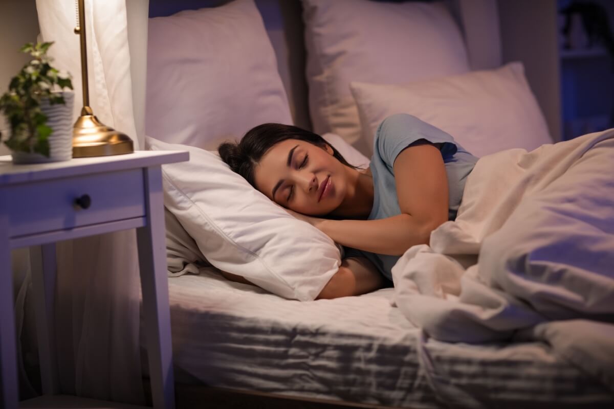 O sono de qualidade não é apenas repouso, mas um mecanismo biológico de restauração que mantém corpo e mente em harmonia (Imagem: Pixel-Shot | Shutterstock)