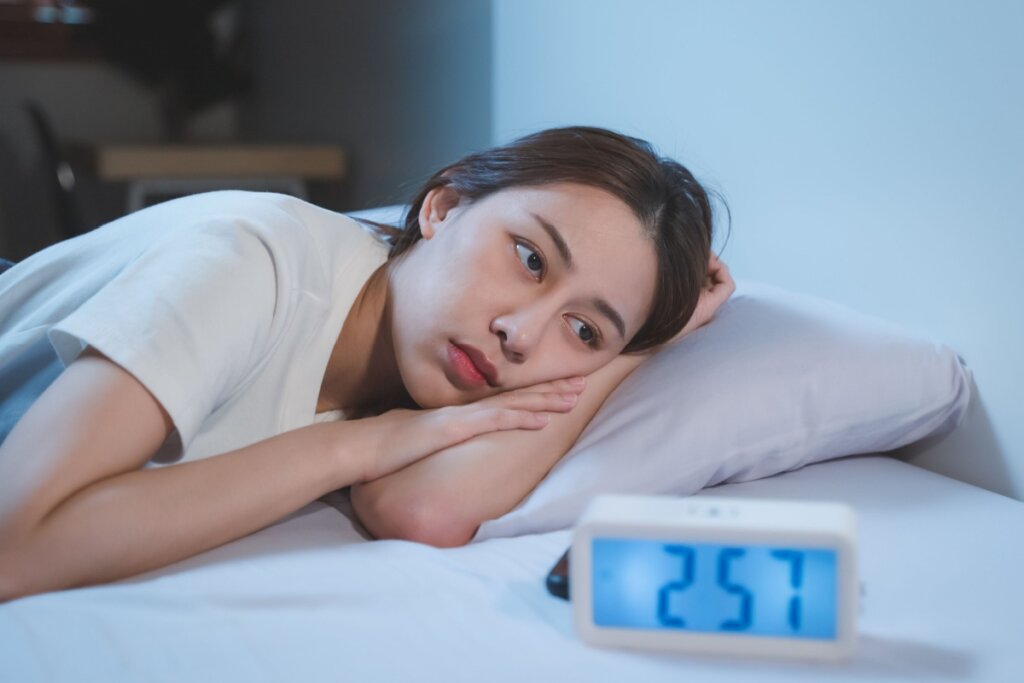 Poucas horas de sono podem causar irritabilidade e fadiga (Imagem: Pormezz | Shutterstock)