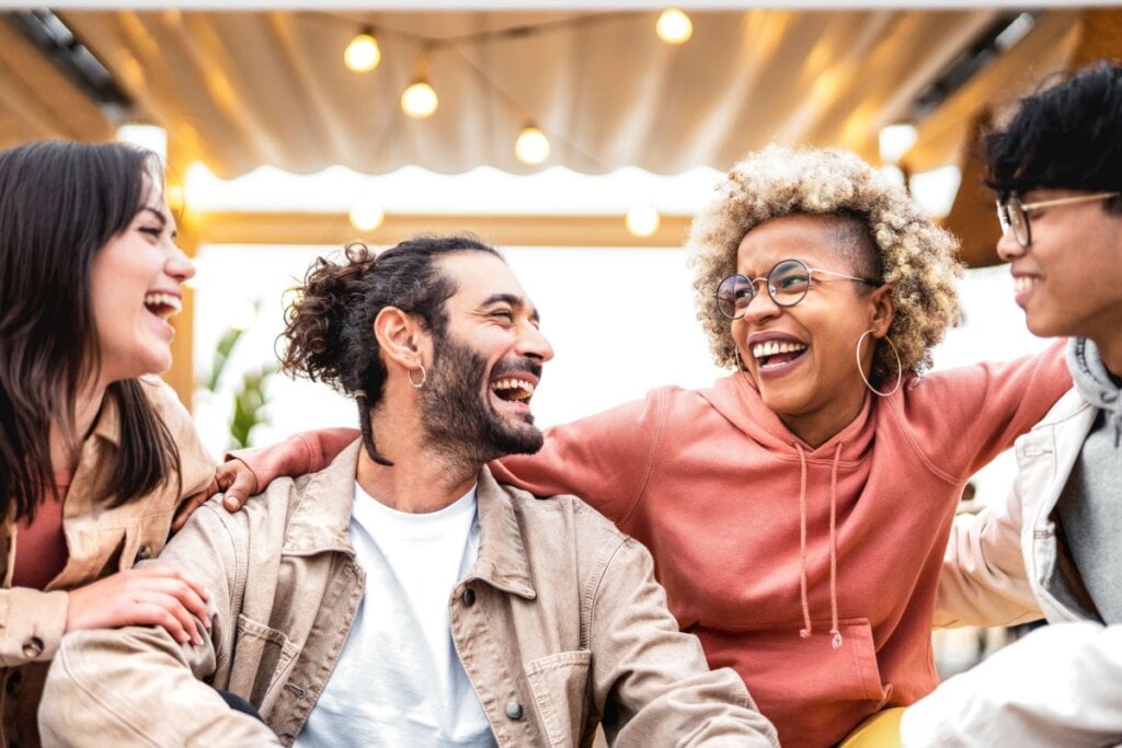 Ser gentil gera confiança e reciprocidade entre as pessoas (Imagem: View Apart | Shutterstock)