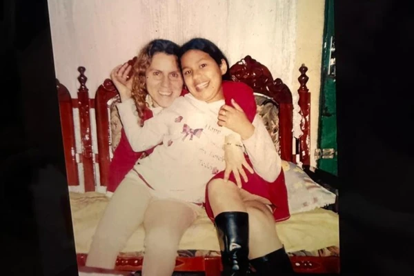 Eloá com a mãe por Reprodução