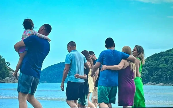 Família foi junta à praia por Reprodução