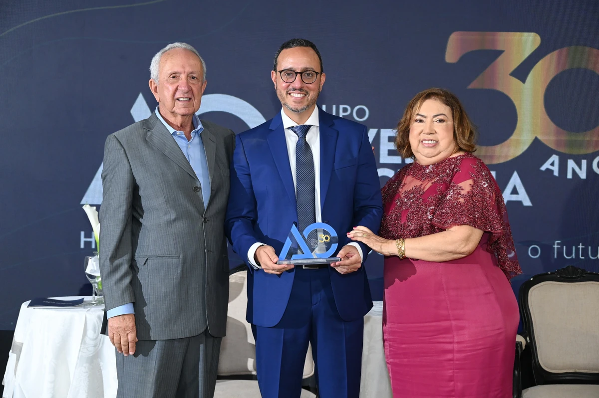 Honrando o passado e construindo o futuro – fundadores Sr. Osvaldo e Sra. Dinalva com Bruno Henrique (diretor executivo)