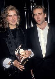 Nem só o Brasil guarda casais improváveis. Nos anos 1980, Nicolas Cage e Brooke Shields viveram um breve relacionamento, entre 1987 e 1988, que movimentou as colunas de fofoca por Reprodução 