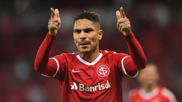 Paolo Guerrero, que jogou no Flamengo, Corinthians, Avaí e Internacional por Reprodução