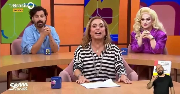 Reação de convidados do 'Sem Censura' ao ouvirem nome de Claudia Leitte vira meme