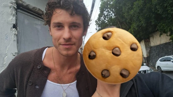 Shawn Mendes tirou fotos com fãs em loja de cookies em Salvador por Reprodução