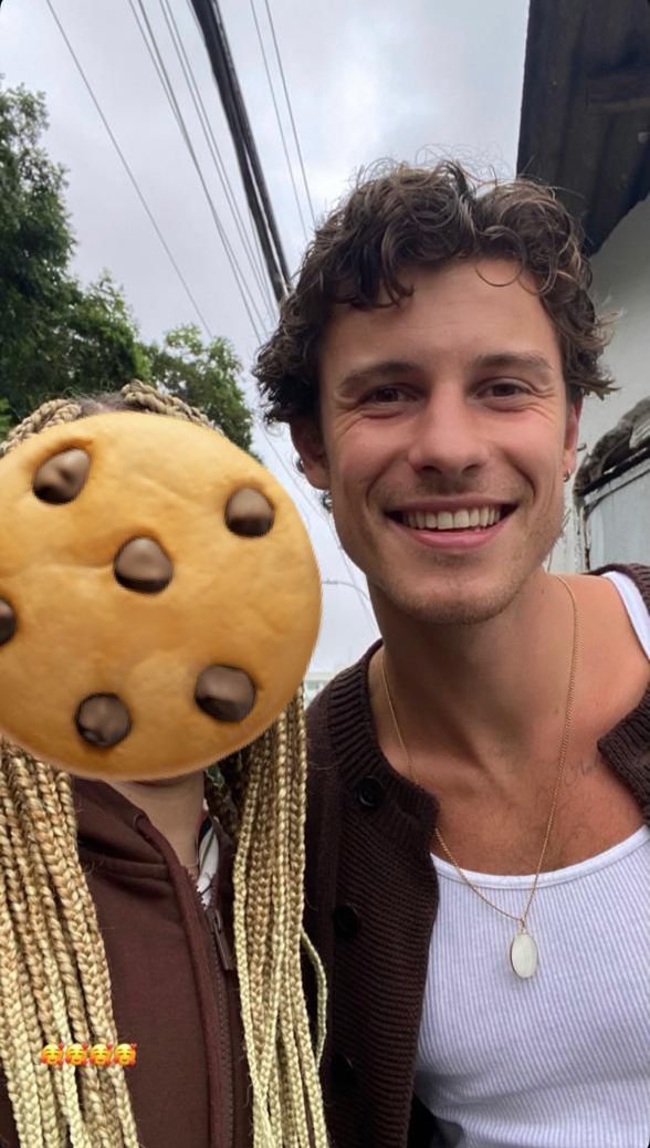 Shawn Mendes tirou fotos com fãs em loja de cookies em Salvador por Reprodução