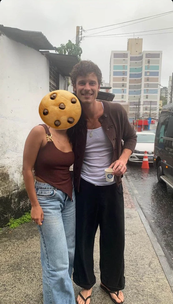 Shawn Mendes tirou fotos com fãs em loja de cookies em Salvador por Reprodução