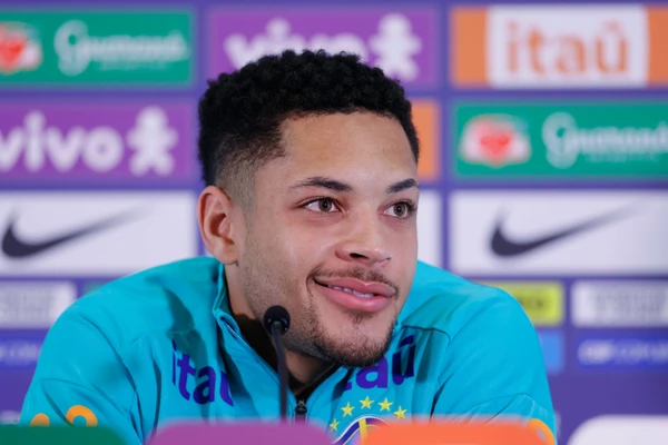 Vitor Roque falou sobre postagem homofóbica após confronto contra o São Paulo