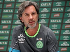 Imagem - Viúva e filho do técnico Caio Júnior vão receber indenização da Chapecoense