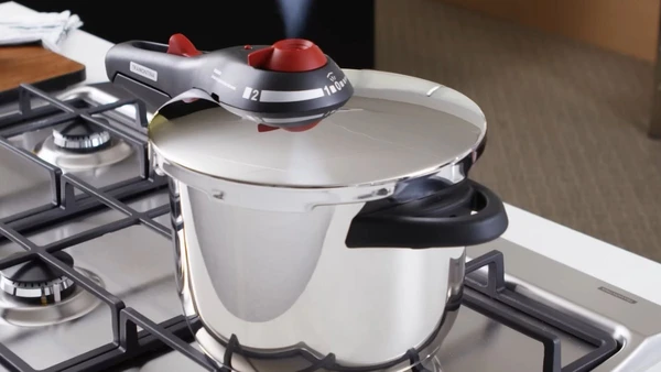 Além das manutenções, comprar uma panela de pressão com segurança certificada é essencial