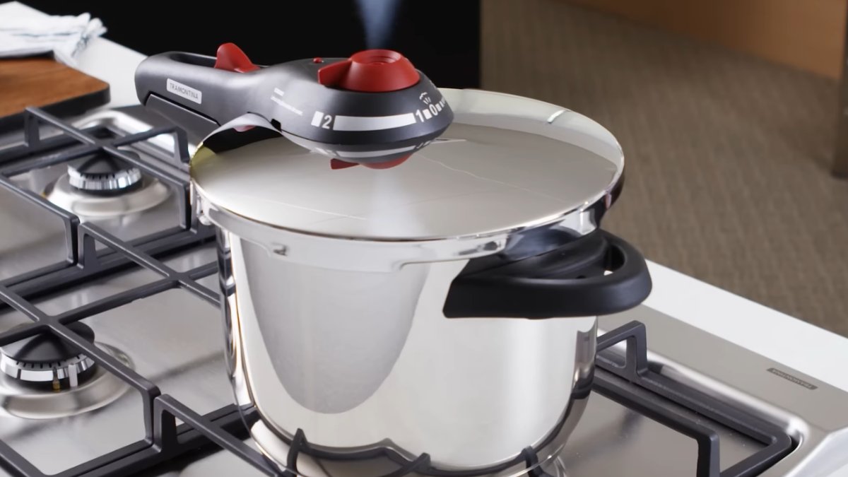 Panela de pressão elétrica é ideal para quem tem medo do risco de explosão da panela manual. por Reprodução/Youtube