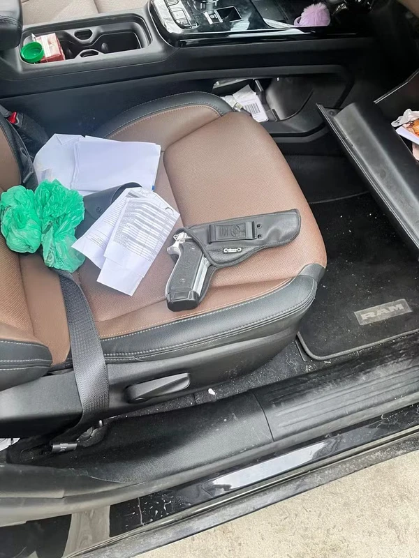 Arma registrada em nome de outra pessoa é encontrada em carro oficial usado por vereador por Divulgação