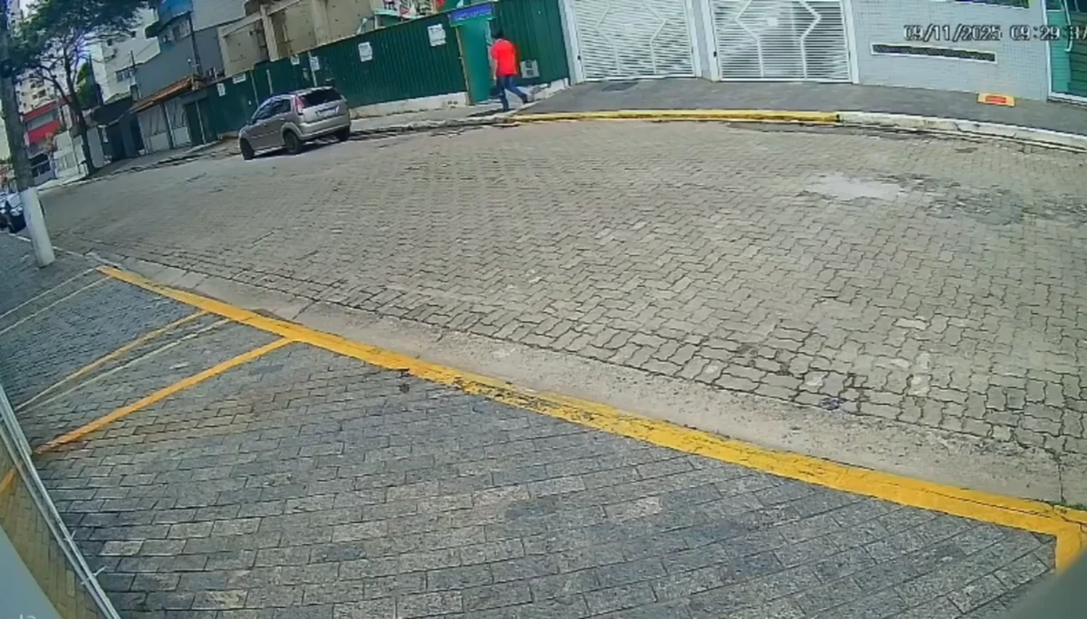 Cassius Maximiliano Brancatti foi registrado entrando e saindo de casa por Reprodução