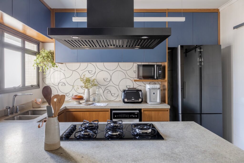 Coifas e exaustores potentes são fundamentais em apartamentos integrados (Projeto: Atelier Paulo Tripoloni | Imagem: Rafael Renzo)