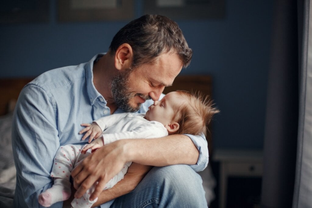 Com a ampliação da licença-paternidade, os pais poderão participar mais dos primeiros dias de vida dos filhos (Imagem: Anna Kraynova | Shutterstock)
