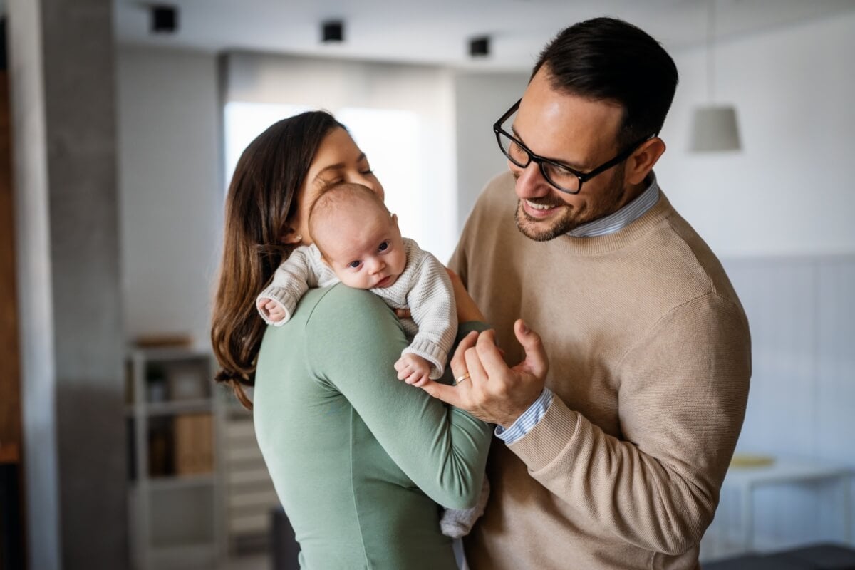 Nova licença-paternidade prevê ampliação de afastamento remunerado para os pais (Imagem: NDAB Creativity | Shutterstock)