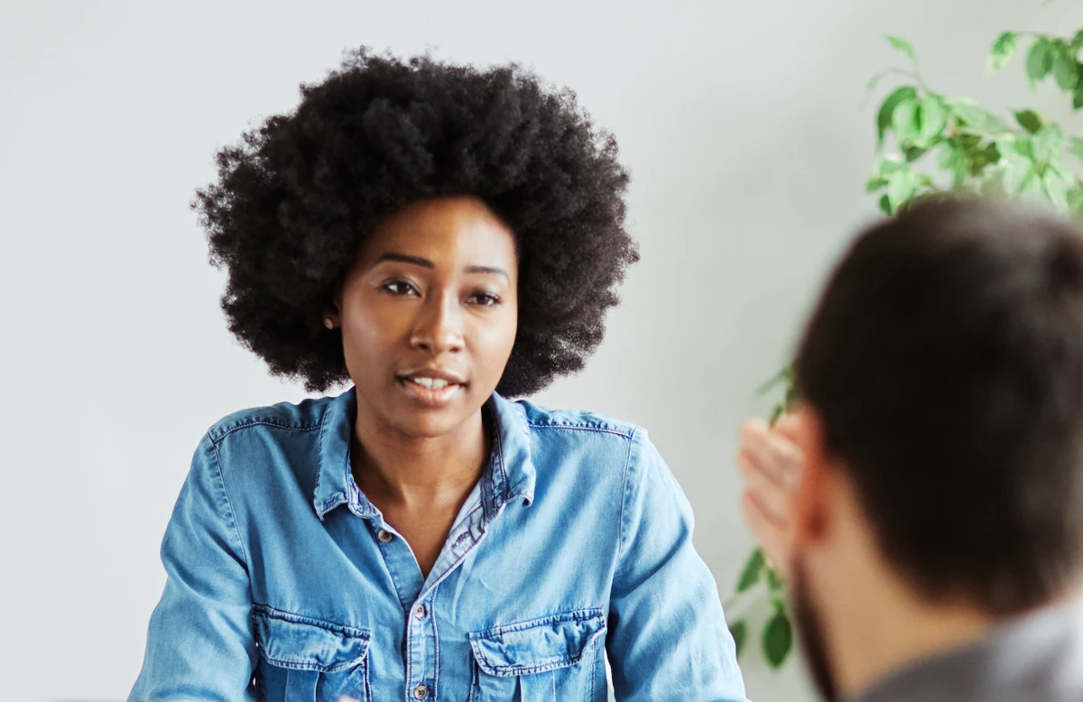 Fale de forma clara e objetiva para mostrar confiança e preparo. por Shutterstock