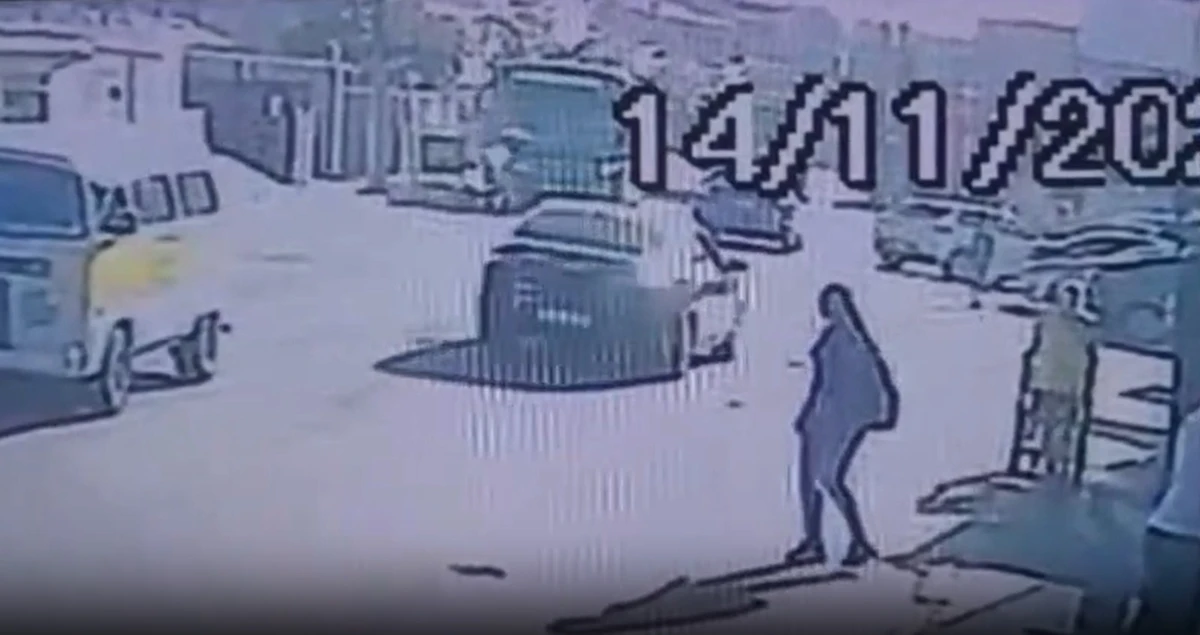 Motociclista bateu em carro e foi arremesado pa por Reprodução