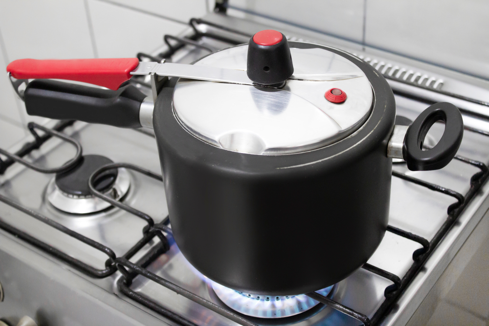 É simples e intuitivo usar a panela de pressão elétrica, ao contrário da panela manual por Shuttertock