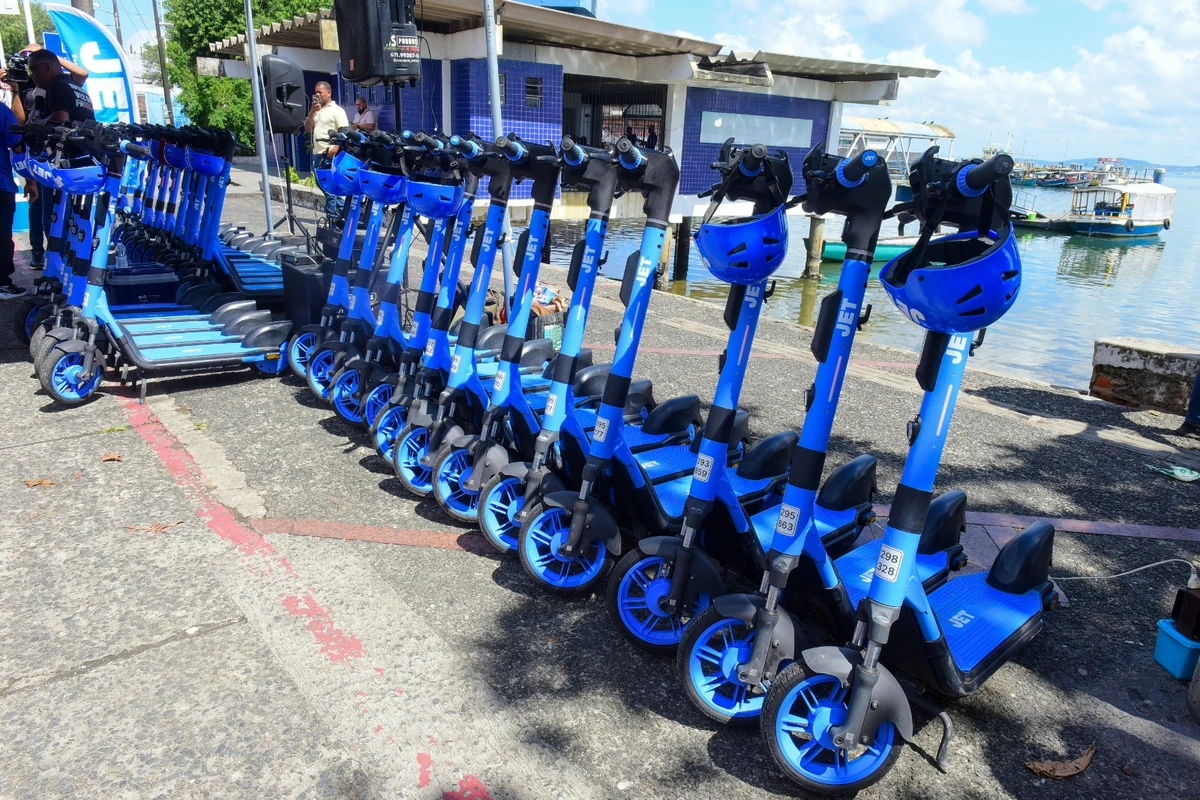 Patinetes elétricos passam a operar na Cidade Baixa, em Salvador