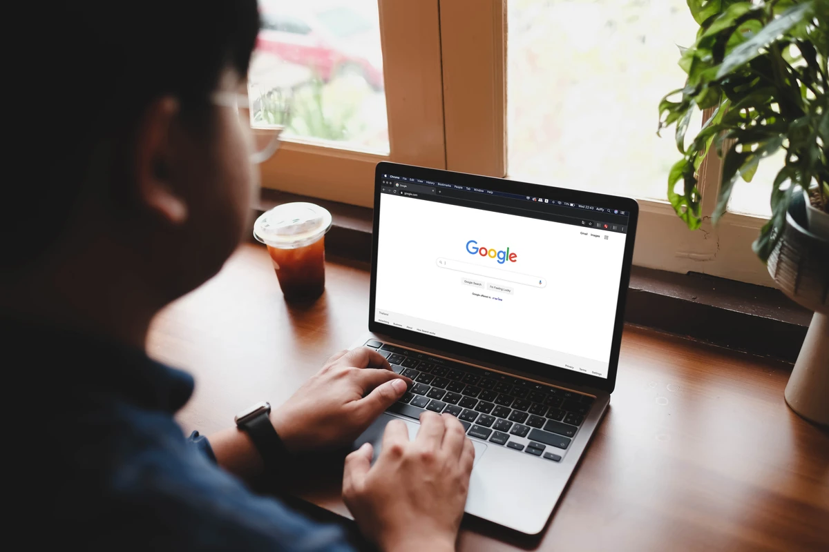 Pesquise a empresa para entender sua cultura e mostrar que você realmente quer estar ali. por Shutterstock