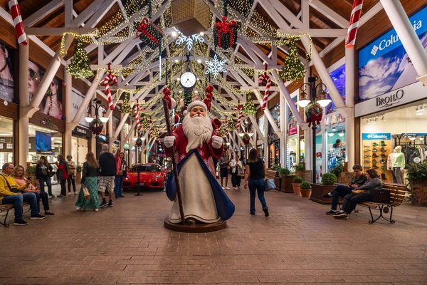 Segundo a CNDL e o SPC Brasil, os contratos devem durar, em média, 2,5 meses, e 47% das empresas pretendem efetivar parte dos temporários após o período.