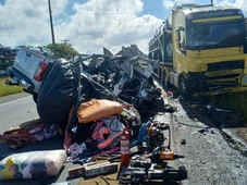 Imagem - Uma pessoa morre e outra fica gravemente ferida após caminhão bater de frente com caminhonete
