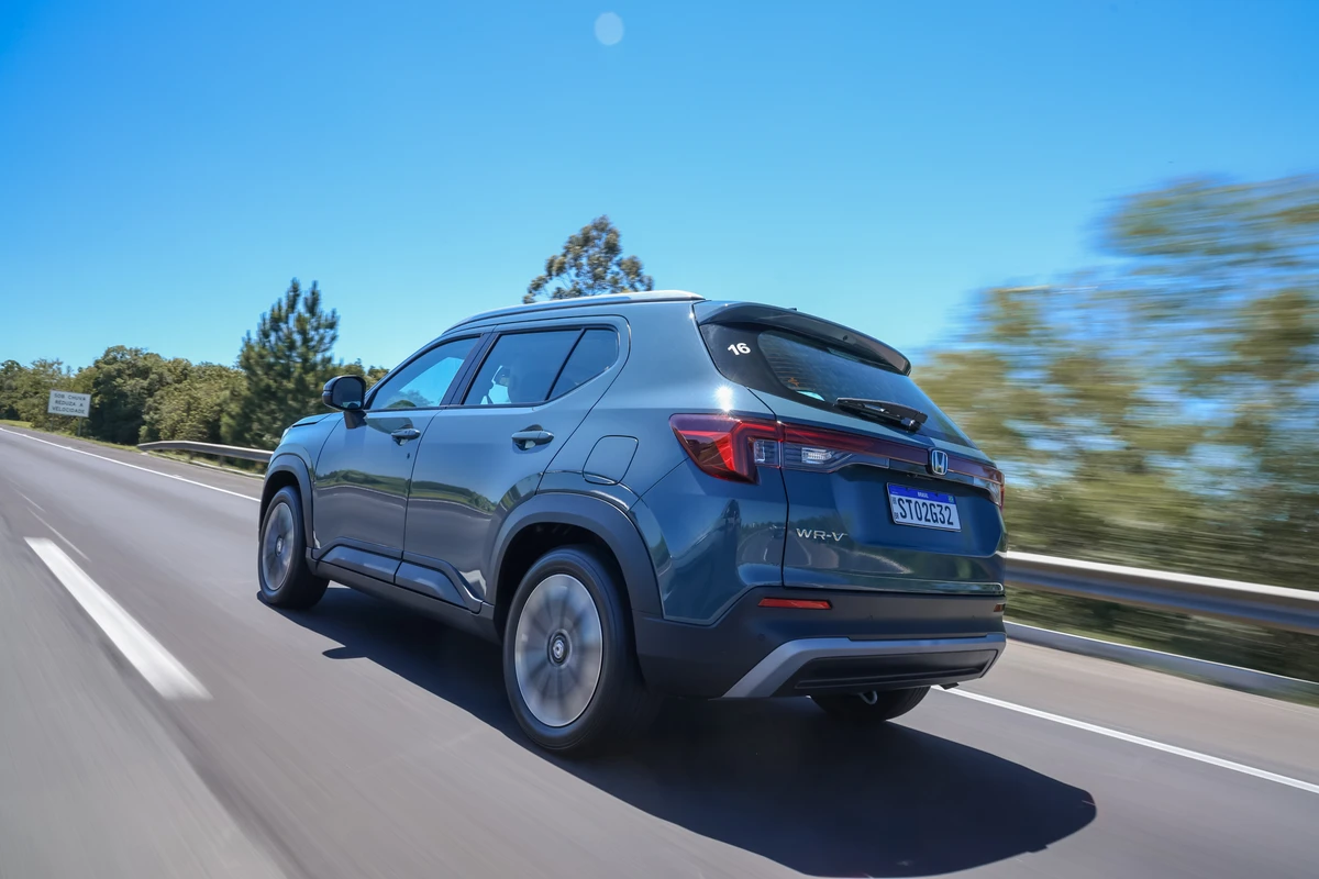 O porta-malas tem capacidade para 458 litros