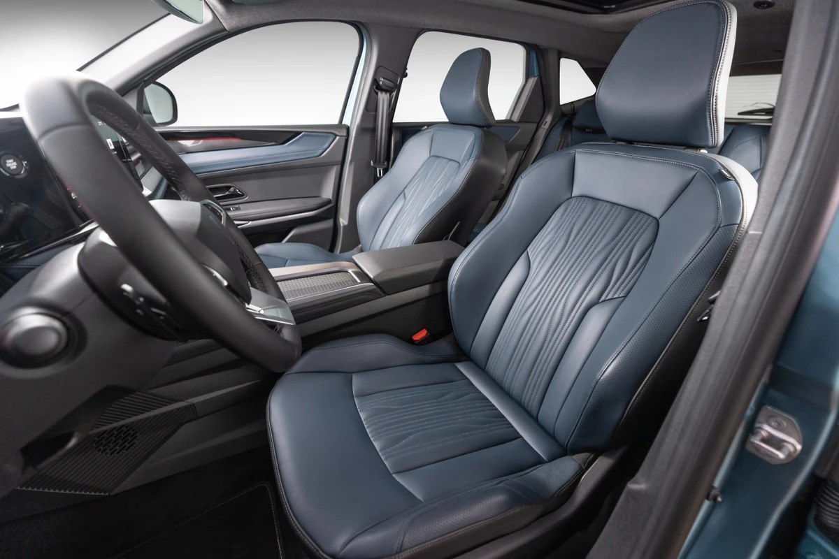 O acabamento dos bancos pode ser preto ou azul por Rodolfo Buhrer/ Divulgação